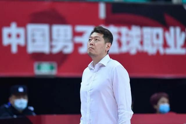 湖人迎来三连胜升至西区第四 距离第二仅差0.5个胜场NBA季中锦标赛半决赛，湖人以133-89狂胜鹈鹕，杀进决赛将对阵步行者。